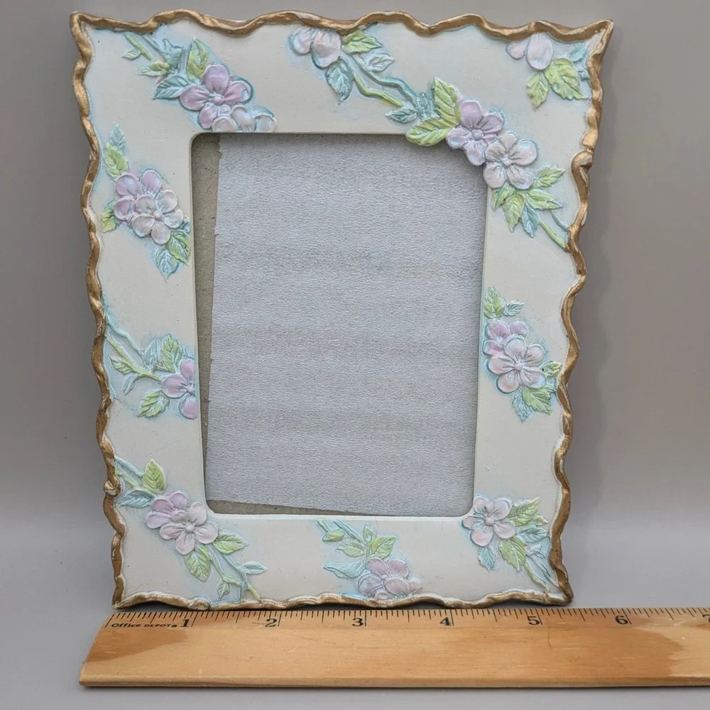 Cream 4x3 Tabletop‎ Picture Frame - Pastel Floral Gold Trim